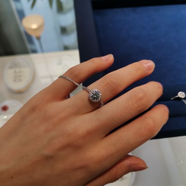 【BIJOUPIKO(ビジュピコ)の口コミ】 センターダイヤモンドを小さなダイヤモンドが囲んでいてとても華やかに見…