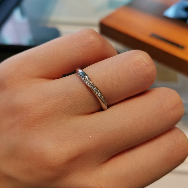【銀座ダイヤモンドシライシの口コミ】 指輪のデザインが流れるようにダイヤモンドが付いている所がとても素敵で…
