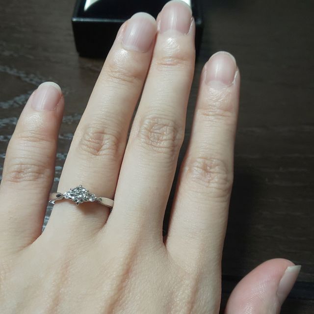 【エクセルコダイヤモンド(EXELCO DIAMOND)の口コミ】 他にはないデザインに一目惚れでした。自分の指に合うかどうかが不安でし…