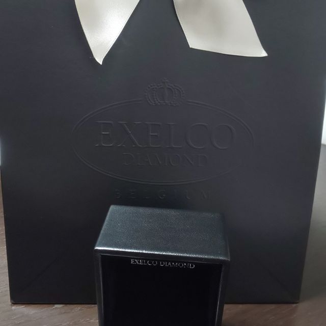 【エクセルコダイヤモンド(EXELCO DIAMOND)の口コミ】 他にはないデザインに一目惚れでした。自分の指に合うかどうかが不安でし…