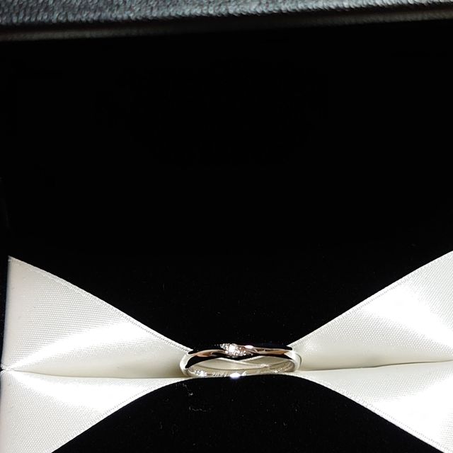 【エクセルコダイヤモンド(EXELCO DIAMOND)の口コミ】 挙式のテーマと同じ指輪だったと言うこともありますが、
輝きも、少なすぎ…
