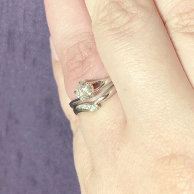 【俄(にわか)の口コミ】 結婚指輪、婚約指輪ともに桜をイメージした洗練されたデザインであるのが…