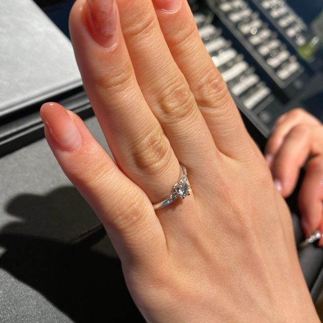 【エクセルコダイヤモンド(EXELCO DIAMOND)の口コミ】 結婚指輪は小さなダイヤモンドでも上品に輝いていて、真ん中がキラキラと…