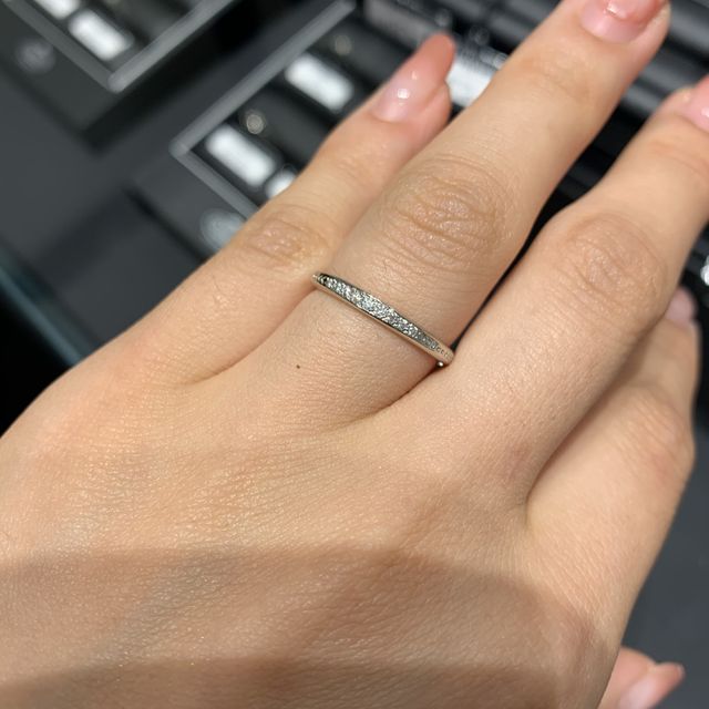 【エクセルコダイヤモンド(EXELCO DIAMOND)の口コミ】 結婚指輪は小さなダイヤモンドでも上品に輝いていて、真ん中がキラキラと…