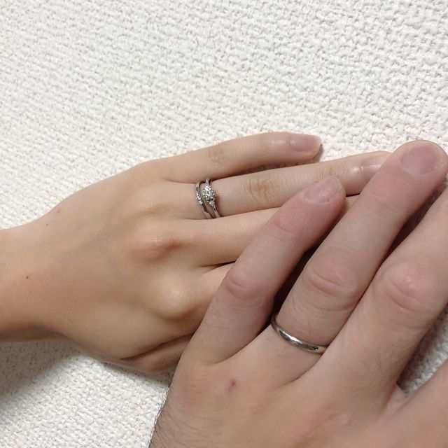 【GALA JEWELRY(ガラジュエリー)の口コミ】 お互いにシンプルなものを探していました。ペア価格の物だと指に対してし…