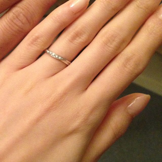 【ラザール ダイヤモンド(LAZARE DIAMOND)の口コミ】 手がキレイに見える少しアシンメトリーなデザインで探していたところ、こ…