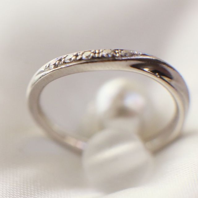 【ラザール ダイヤモンド(LAZARE DIAMOND)の口コミ】 手がキレイに見える少しアシンメトリーなデザインで探していたところ、こ…