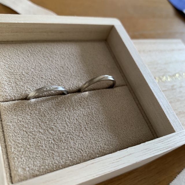【YUKA HOJO(ユカホウジョウ)の口コミ】 指輪のねじれの部分が光が当たる角度によってキラキラ光って見えるところ…
