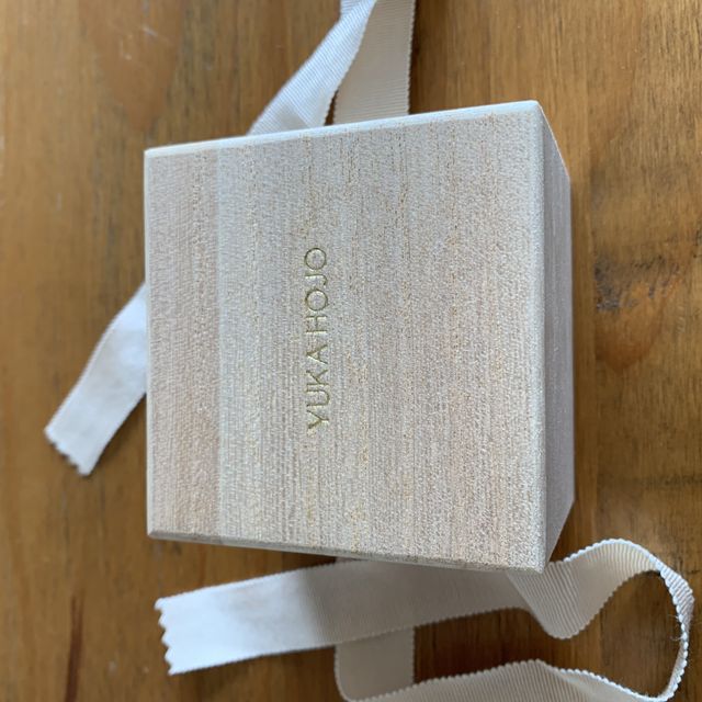 【YUKA HOJO(ユカホウジョウ)の口コミ】 指輪のねじれの部分が光が当たる角度によってキラキラ光って見えるところ…