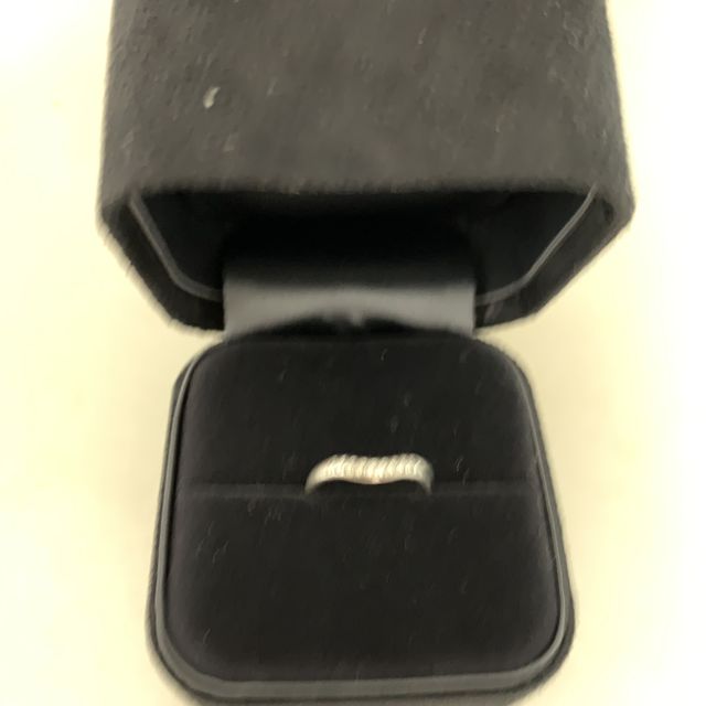 【ティファニー(Tiffany & Co.)の口コミ】 表面はカーブになっており、ダイヤが9個ついているのでゴージャスに。
ひ…