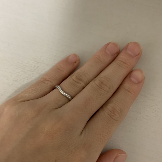 【ティファニー(Tiffany & Co.)の口コミ】 表面はカーブになっており、ダイヤが9個ついているのでゴージャスに。
ひ…