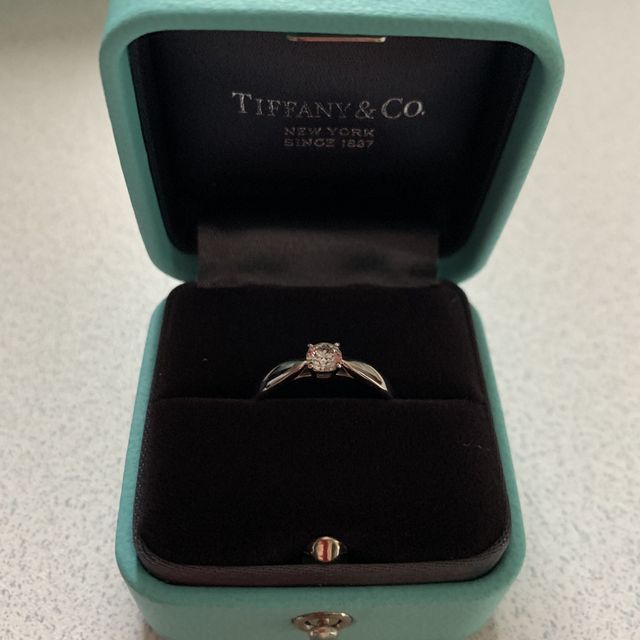 【ティファニー(Tiffany & Co.)の口コミ】 デザインがとても可愛いです。元々、ティファニーの婚約指輪を探していて…