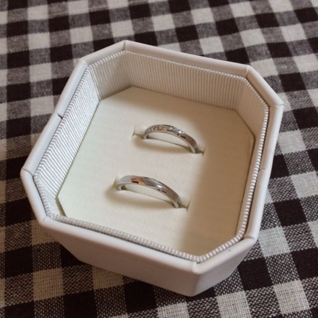 【4℃ BRIDAL(ヨンドシーブライダル)の口コミ】 メレダイヤがたくさん入っていて、華やかなデザインが気に入りました。
結…