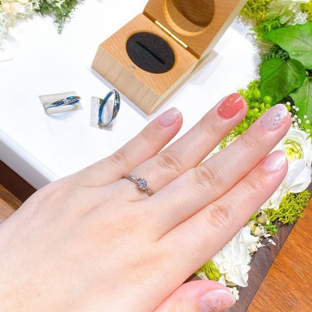 【SORA(ソラ)の口コミ】 ダイヤが横からも見えて素敵なデザインだったため。
またプロポーズでダイ…