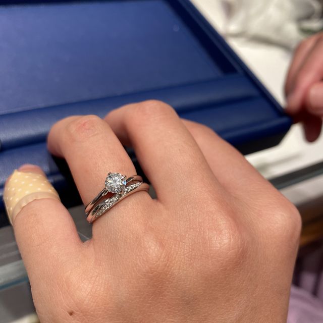 【銀座ダイヤモンドシライシの口コミ】 彼女の方は最初はいくつも出してもらいダイヤが一周してるものを検討して…