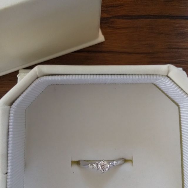 【4℃ BRIDAL(ヨンドシーブライダル)の口コミ】 一緒に結婚指輪を買いに行ったので、婚約指輪は無くてもいいかなぁともお…
