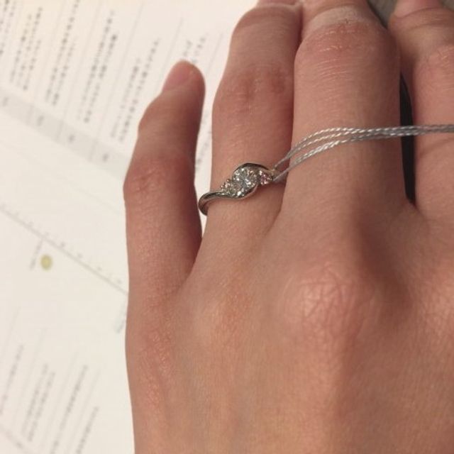 【BRIDGE(ブリッジ)の口コミ】 バラをイメージしたデザインがキュートな印象のリングであり、ダイヤモン…