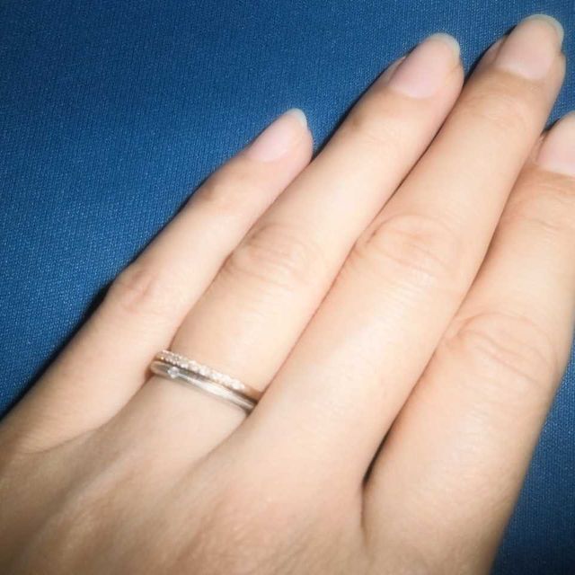 【ブルーリバー(BLUERIVER)の口コミ】 婚約指輪と重ね付できるデザインで探していたため、以下のデザインを重視…