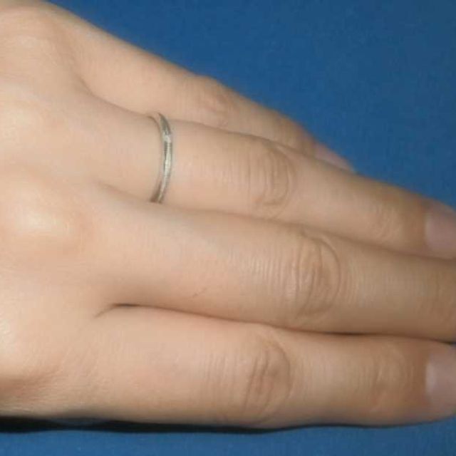 【ブルーリバー(BLUERIVER)の口コミ】 婚約指輪と重ね付できるデザインで探していたため、以下のデザインを重視…