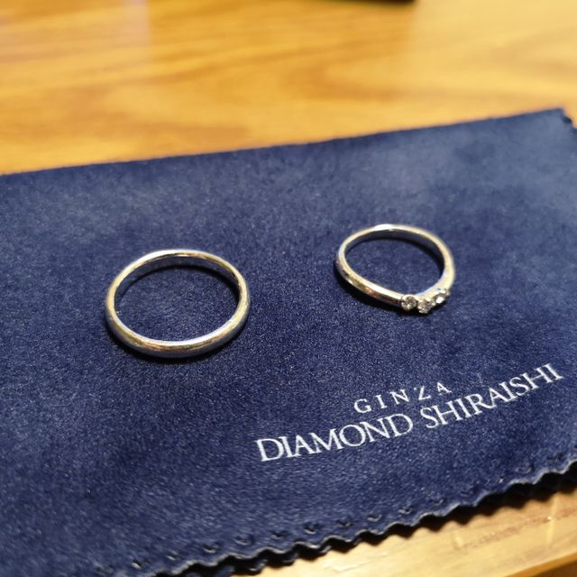 【銀座ダイヤモンドシライシの口コミ】 新婦用はダイヤモンドが大きく、3つ連なっているところが魅力的に見えた。…
