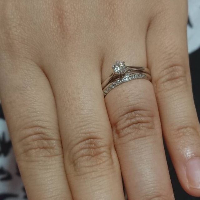 【銀座ダイヤモンドシライシの口コミ】 指輪のデザインとテイストで決めました。
指輪を着用する前の，展示されて…