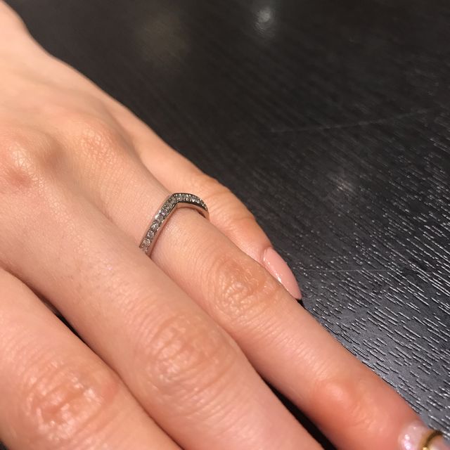 【WAKO BRIDALの口コミ】 V字やウェーブのデザインで色々と探し、店頭で試着した際、一番ダイヤがキ…
