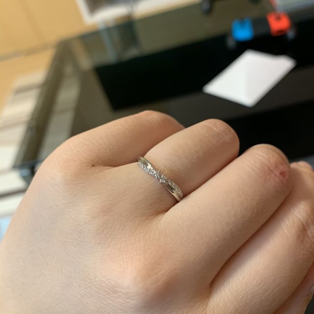 【STAR JEWELRY(スタージュエリー)の口コミ】 新作という事で見せていただいたところ、とても綺麗でした。星が真ん中に2…