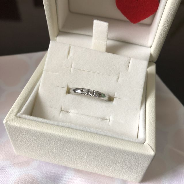 【4℃ BRIDAL(ヨンドシーブライダル)の口コミ】 ダイヤがついていてキラキラしているところが気に入りました。お葬式など…