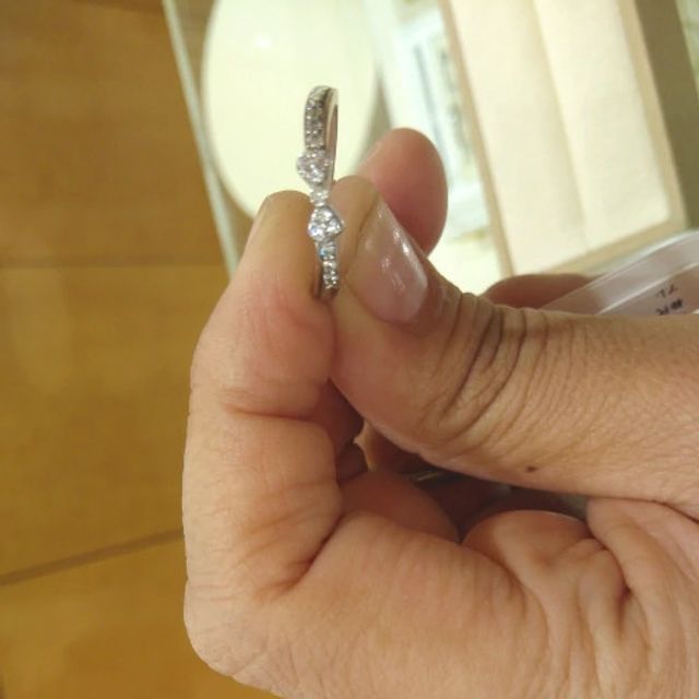 【Mariage ent(マリアージュエント)の口コミ】 個性的なリボンの形をしたデザインが魅力的なリングです。リボンの形やラ…