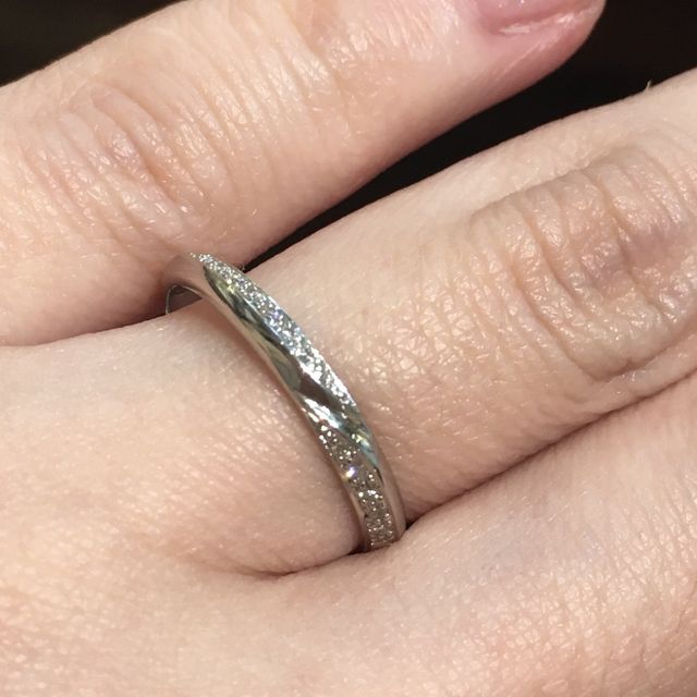【ROCCA(ロッカ)の口コミ】 ストレートラインの飽きのこないデザインで、ダイヤモンドをどの角度から…