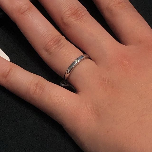 【カルティエ(Cartier)の口コミ】 シンプルですが、ダイヤモンドの存在感はきちんとあります。リングは平た…
