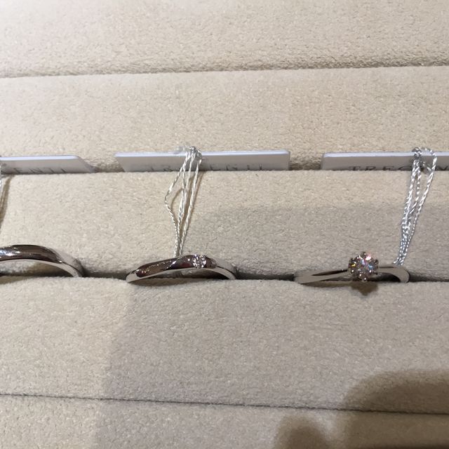 【TRECENTI(トレセンテ)の口コミ】 指輪のデザインが、私たちの指の形にフィットするウェーブタイプのデザイ…