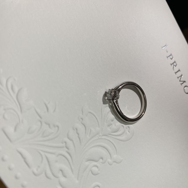 【アイプリモ(I-PRIMO)の口コミ】 婚約指輪の決め手は、ダイヤモンドの質の高さです。カラーは最もいいDを選…
