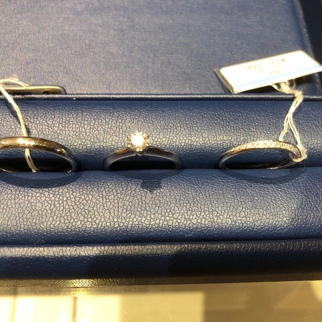 【銀座ダイヤモンドシライシの口コミ】 定番の形の某婚約指輪にベストマッチしたデザインでした。ストレートのリ…