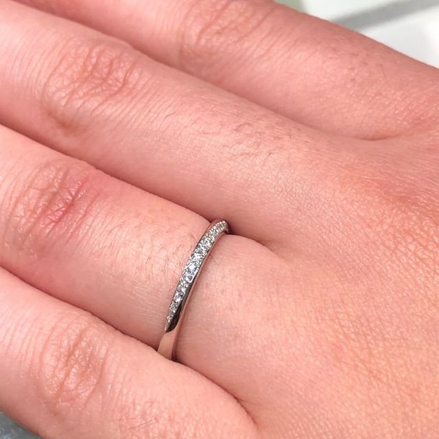 【銀座ダイヤモンドシライシの口コミ】 定番の形の某婚約指輪にベストマッチしたデザインでした。ストレートのリ…