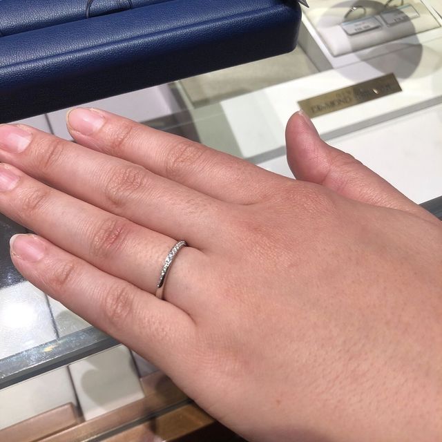 【銀座ダイヤモンドシライシの口コミ】 定番の形の某婚約指輪にベストマッチしたデザインでした。ストレートのリ…