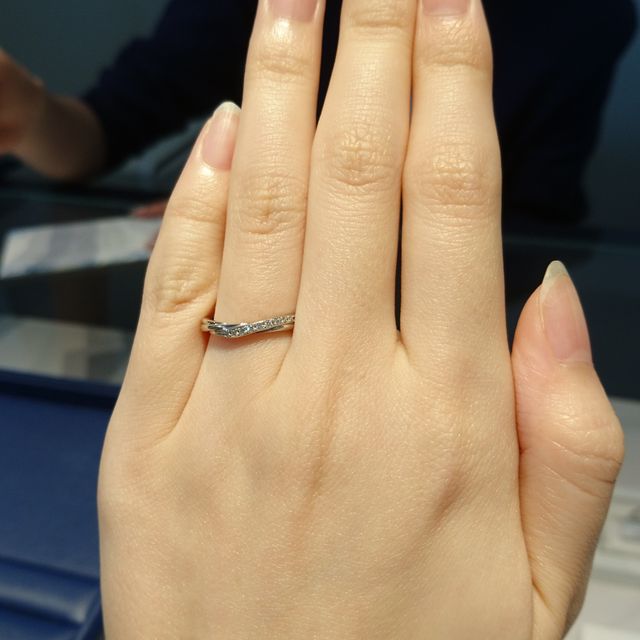 【銀座ダイヤモンドシライシの口コミ】 動きのあるデザインを探していたなかで、この指輪はＶ字かつ二層になって…