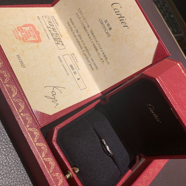 【カルティエ(Cartier)の口コミ】 さり気ないデザインですが地味すぎないので決めました
。色んな指輪を付け…