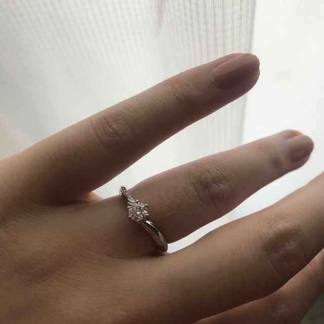 【銀座ダイヤモンドシライシの口コミ】 ウェーブ型を考えてなかったけれど、試着したら自分の指の形にピッタリで…