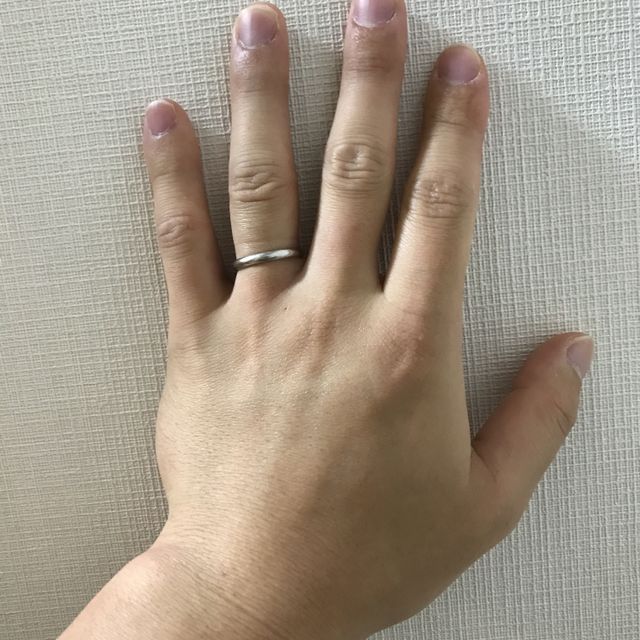 【銀座ダイヤモンドシライシの口コミ】 職場でも着用するため、私も妻もともになるべくシンプルなデザインが良く…