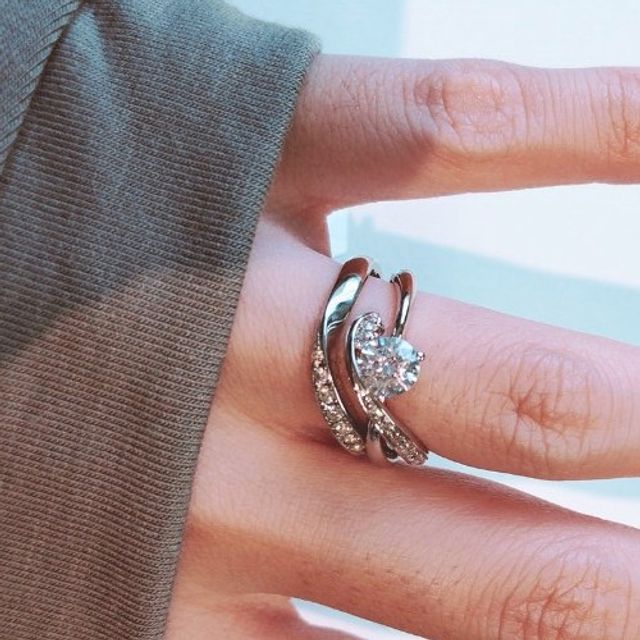 【BRILLIANCE+(ブリリアンスプラス)の口コミ】 婚約指輪のデザインが個性的で可愛らしいのが気に入りました。また結婚指…