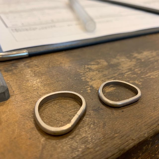 【鎌倉彫金工房の口コミ】 自分たちでオリジナルの世界に一つの指輪が作れるので決めた。手作りだか…