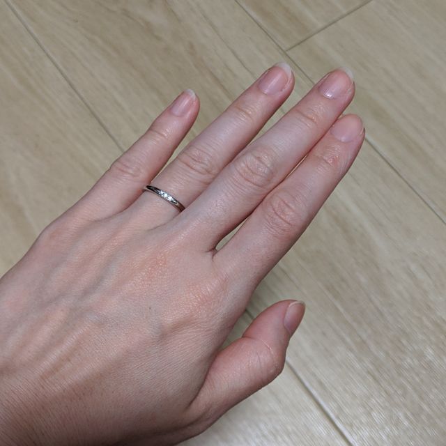 【銀座ダイヤモンドシライシの口コミ】 シンプルなデザイン。ダイヤも控えめだけど、3つがなめらかに輝く感じが他…