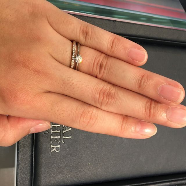 【ROYAL ASSCHER(ロイヤル・アッシャー)の口コミ】 初めはプラチナの一択でしたが、こちらをつけてみて肌馴染みの良さからゴ…