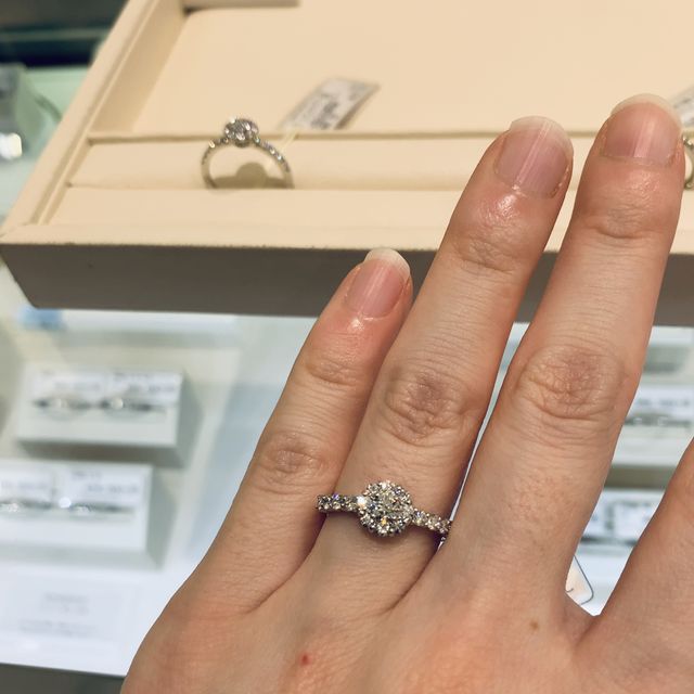 【Ponte Vecchio(ポンテヴェキオ)の口コミ】 購入予定の金額で選べる指輪を試着させてもらいました。アームも、ダイヤ…