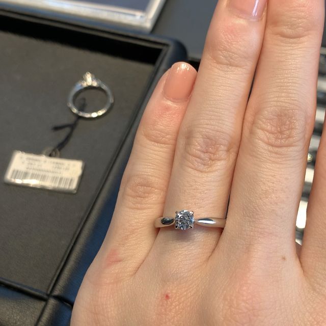 【エクセルコダイヤモンド(EXELCO DIAMOND)の口コミ】 台座にメレダイヤがセットしてあり、その上にメインのダイヤがセッティン…