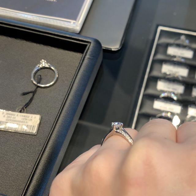 【エクセルコダイヤモンド(EXELCO DIAMOND)の口コミ】 メレダイヤが斜めにセッティングされており、センターダイヤの下にも敷き…