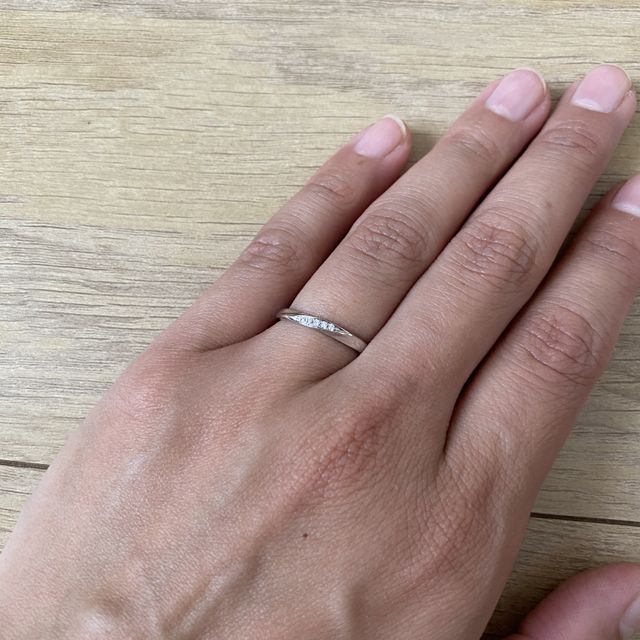 【4℃ BRIDAL(ヨンドシーブライダル)の口コミ】 完全に一目惚れです。マリッジリングと一緒に着けてみてすごく可愛かった…