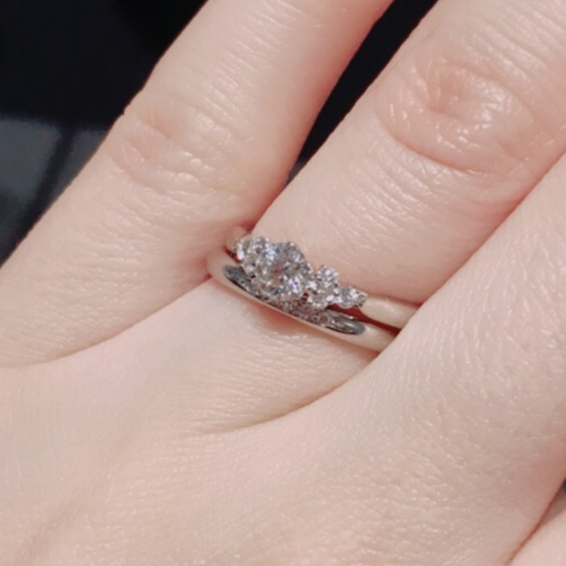 【銀座ダイヤモンドシライシの口コミ】 サイドにあるダイヤモンドが真ん中のダイヤモンドをより綺麗に見せてくれ…