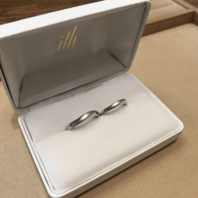 【ith(イズ)の口コミ】 シンプルな中にもおしゃれ感を出したく、ねじりを入れることで多少の動き…